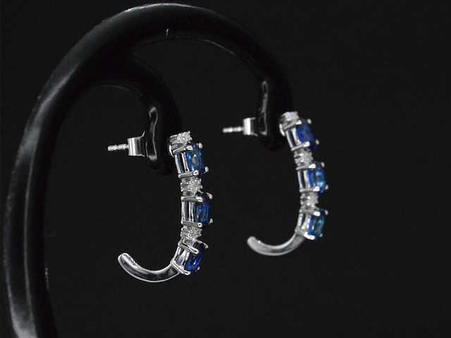 Witgouden oorbellen met diamanten en saffier - afbeelding 3 van  9