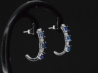 Witgouden oorbellen met diamanten en saffier - afbeelding 3 van  9