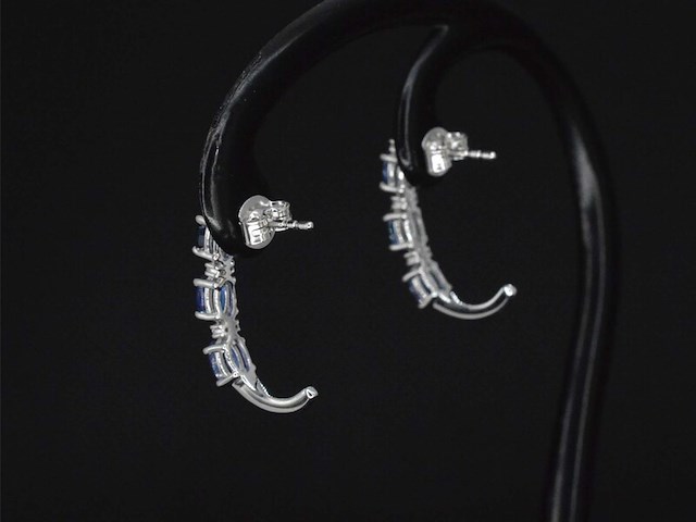 Witgouden oorbellen met diamanten en saffier - afbeelding 4 van  9