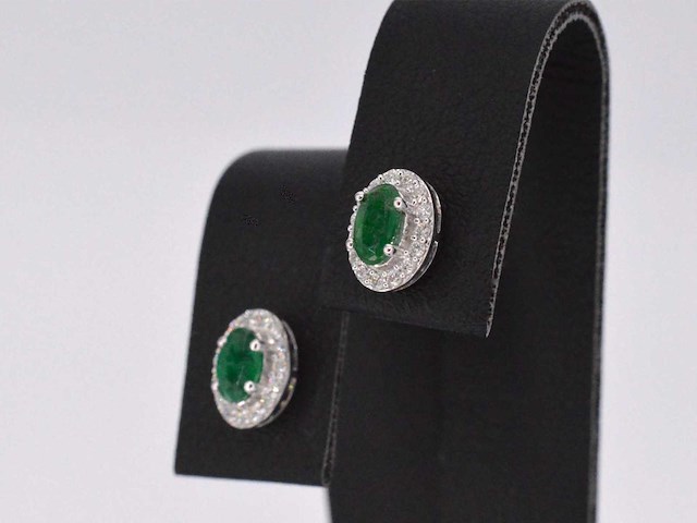 Witgouden oorbellen met diamanten en smaragd - afbeelding 5 van  6