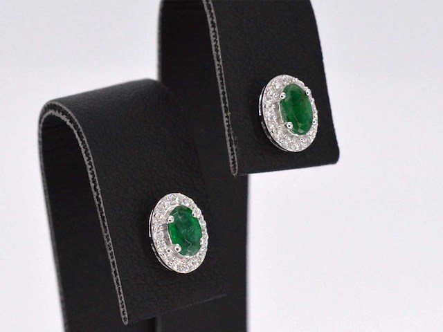 Witgouden oorbellen met diamanten en smaragd - afbeelding 6 van  6