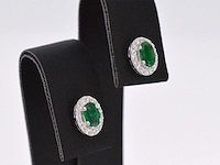 Witgouden oorbellen met diamanten en smaragd - afbeelding 6 van  6
