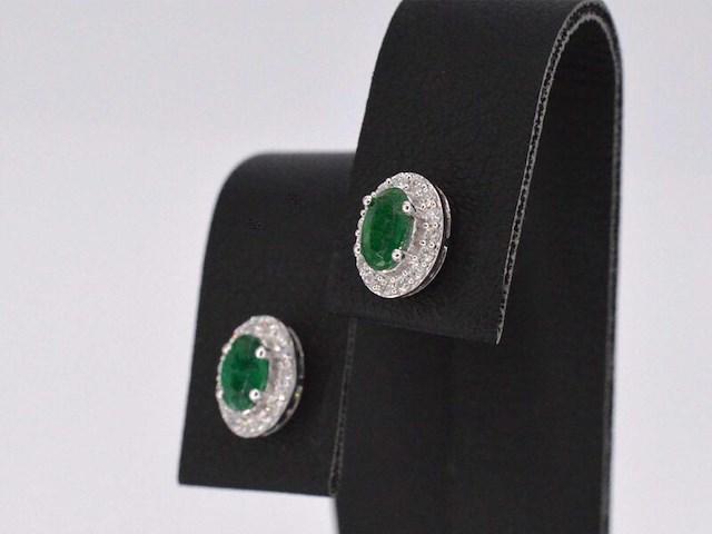 Witgouden oorbellen met diamanten en smaragd - afbeelding 4 van  7