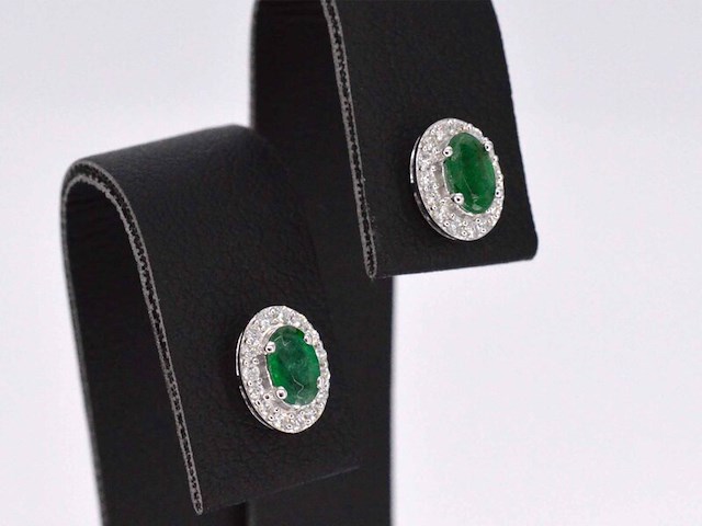 Witgouden oorbellen met diamanten en smaragd - afbeelding 5 van  7