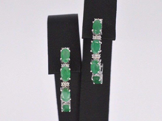 Witgouden oorbellen met diamanten en smaragd - afbeelding 1 van  9