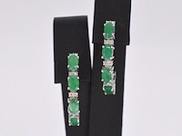 Witgouden oorbellen met diamanten en smaragd