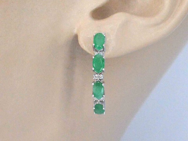 Witgouden oorbellen met diamanten en smaragd - afbeelding 2 van  9