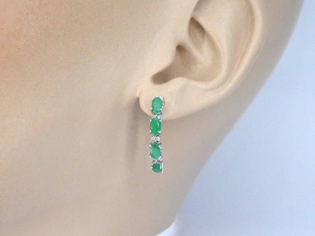 Witgouden oorbellen met diamanten en smaragd - afbeelding 3 van  9