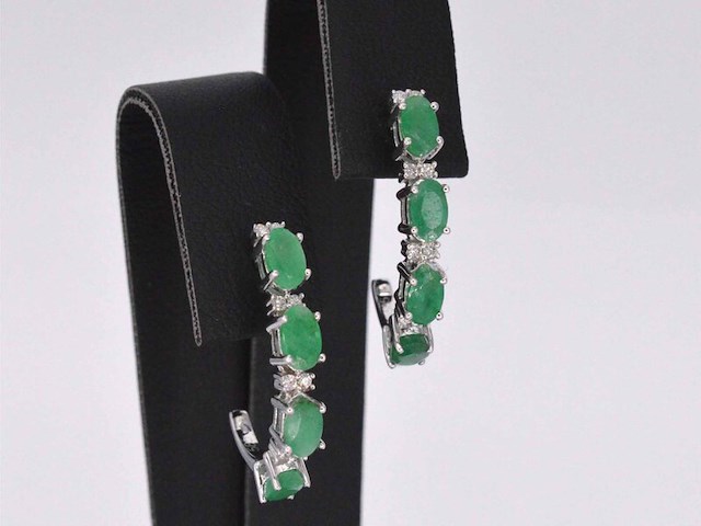 Witgouden oorbellen met diamanten en smaragd - afbeelding 5 van  9