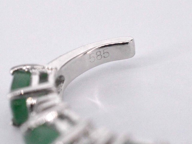 Witgouden oorbellen met diamanten en smaragd - afbeelding 7 van  9