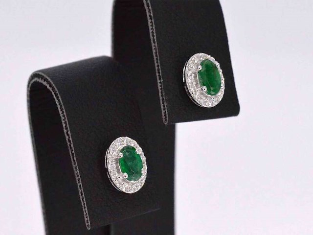 Witgouden oorbellen met diamanten en smaragd - afbeelding 5 van  7