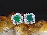 Witgouden oorbellen met diamanten en smaragden - afbeelding 1 van  10