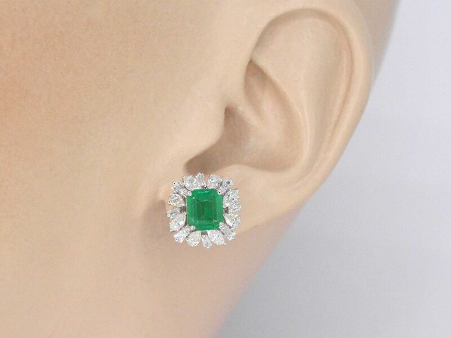 Witgouden oorbellen met diamanten en smaragden - afbeelding 3 van  10