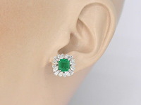 Witgouden oorbellen met diamanten en smaragden - afbeelding 3 van  10