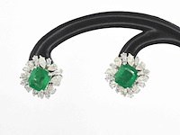 Witgouden oorbellen met diamanten en smaragden - afbeelding 5 van  10