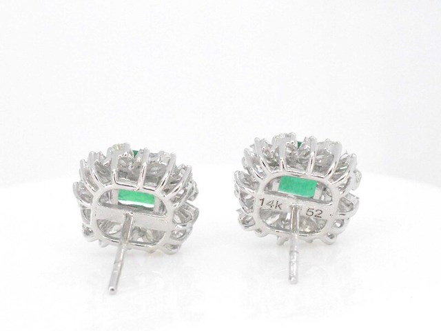 Witgouden oorbellen met diamanten en smaragden - afbeelding 7 van  10