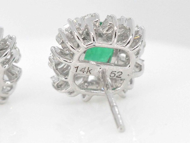 Witgouden oorbellen met diamanten en smaragden - afbeelding 9 van  10