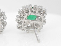 Witgouden oorbellen met diamanten en smaragden - afbeelding 9 van  10