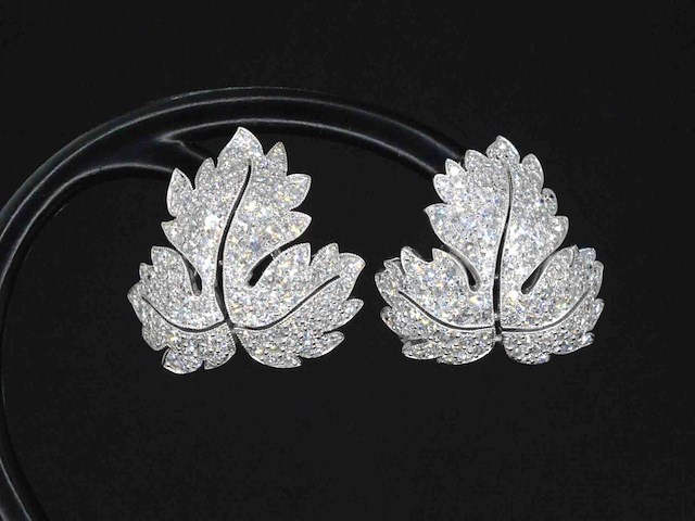 Witgouden oorbellen met diamanten in blad vorm - afbeelding 1 van  4