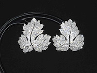 Witgouden oorbellen met diamanten in blad vorm - afbeelding 1 van  4