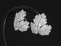 Witgouden oorbellen met diamanten in blad vorm - afbeelding 2 van  4