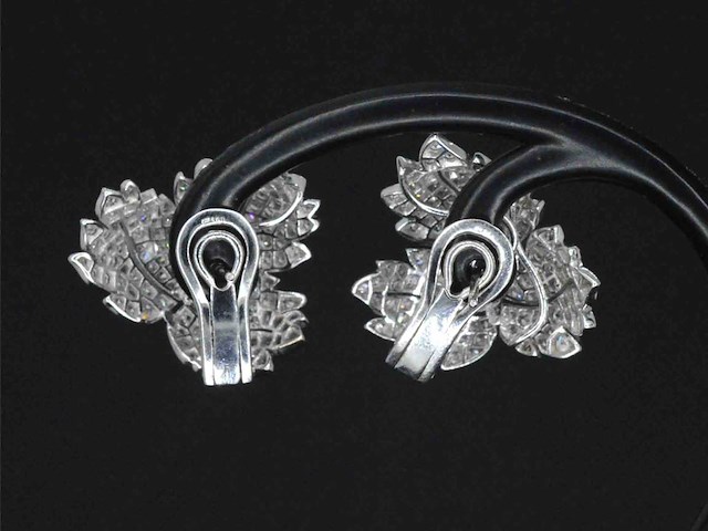 Witgouden oorbellen met diamanten in blad vorm - afbeelding 4 van  4