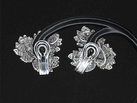 Witgouden oorbellen met diamanten in blad vorm - afbeelding 4 van  4