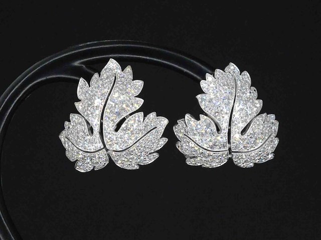 Witgouden oorbellen met diamanten in blad vorm - afbeelding 1 van  5