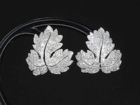 Witgouden oorbellen met diamanten in blad vorm - afbeelding 1 van  5
