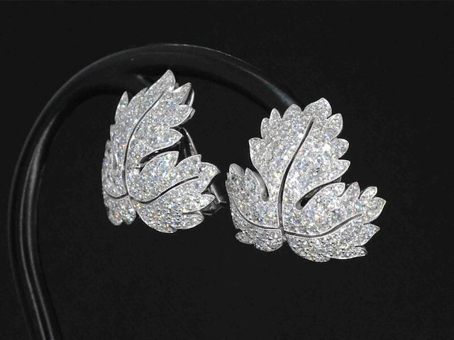 Witgouden oorbellen met diamanten in blad vorm - afbeelding 2 van  5