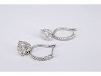 Witgouden oorbellen met diamanten in hartvorm - afbeelding 6 van  10