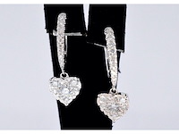 Witgouden oorbellen met diamanten in hartvorm - afbeelding 1 van  10