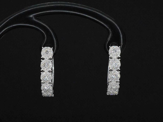 Witgouden oorbellen met diamanten - afbeelding 4 van  7