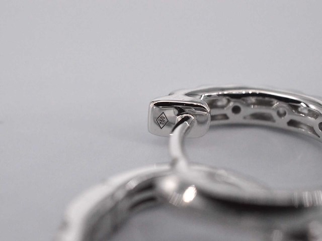 Witgouden oorbellen met diamanten - afbeelding 8 van  8