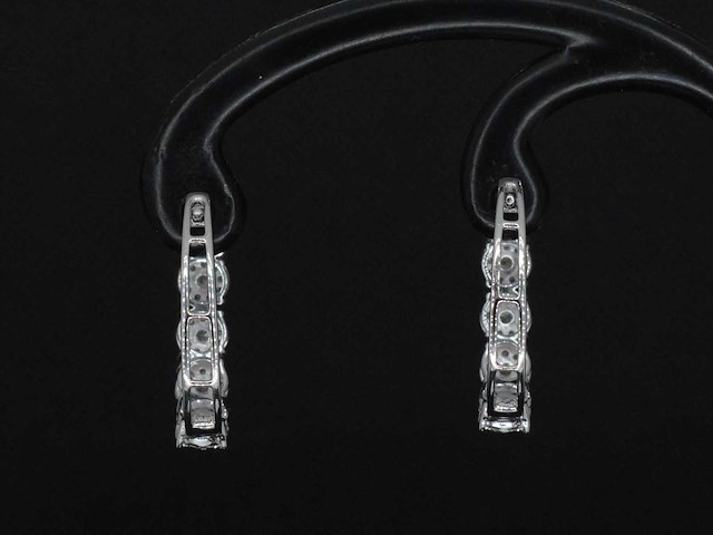 Witgouden oorbellen met diamanten - afbeelding 6 van  7