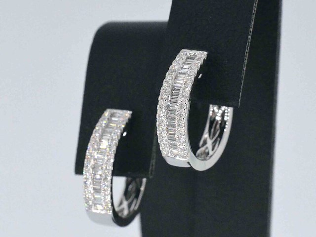 Witgouden oorbellen met diamanten - afbeelding 6 van  12