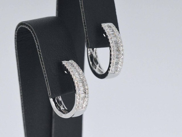 Witgouden oorbellen met diamanten - afbeelding 7 van  12