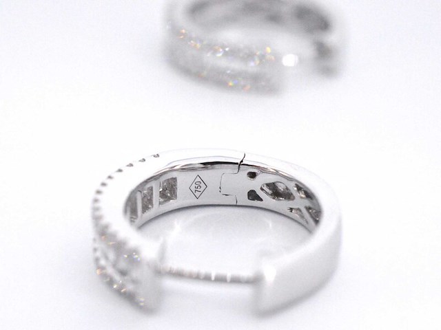 Witgouden oorbellen met diamanten - afbeelding 12 van  12