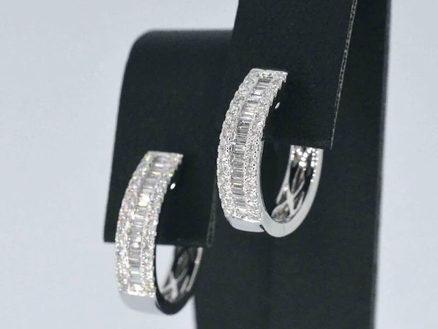 Witgouden oorbellen met diamanten - afbeelding 4 van  10