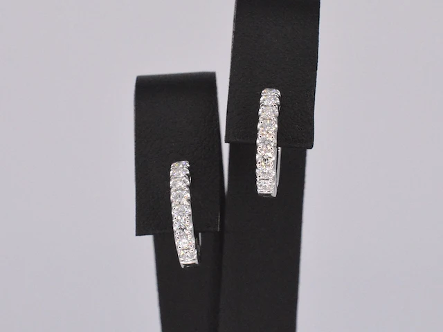 Witgouden oorbellen met diamanten - afbeelding 1 van  7
