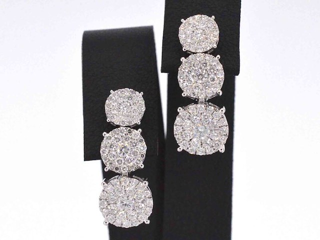 Witgouden oorbellen met drie chatons van diamanten onder elkaar - afbeelding 1 van  11