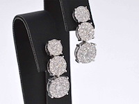 Witgouden oorbellen met drie chatons van diamanten onder elkaar - afbeelding 7 van  11