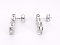 Witgouden oorbellen met drie chatons van diamanten onder elkaar - afbeelding 9 van  11