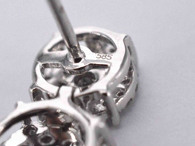 Witgouden oorbellen met drie chatons van diamanten onder elkaar - afbeelding 10 van  11