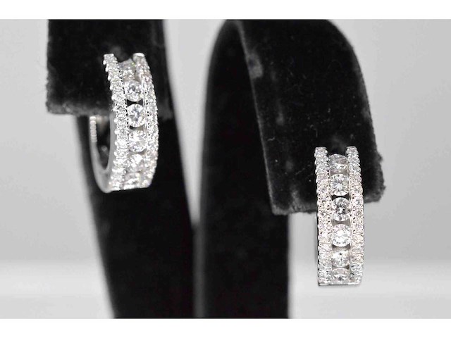 Witgouden oorbellen met drie rijen diamanten - afbeelding 1 van  7