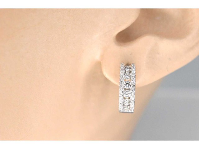 Witgouden oorbellen met drie rijen diamanten - afbeelding 2 van  7