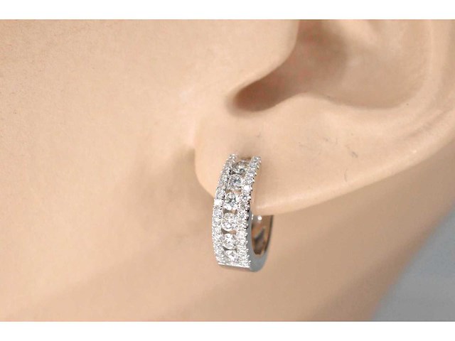 Witgouden oorbellen met drie rijen diamanten - afbeelding 4 van  7