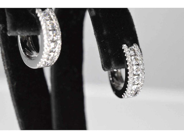 Witgouden oorbellen met drie rijen diamanten - afbeelding 5 van  7