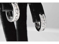 Witgouden oorbellen met drie rijen diamanten - afbeelding 5 van  7