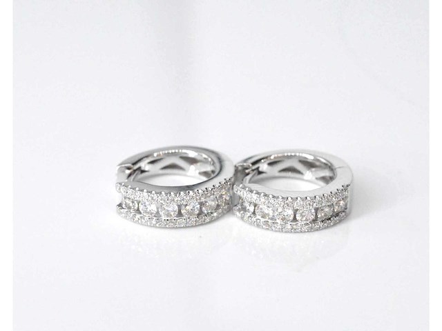 Witgouden oorbellen met drie rijen diamanten - afbeelding 6 van  7